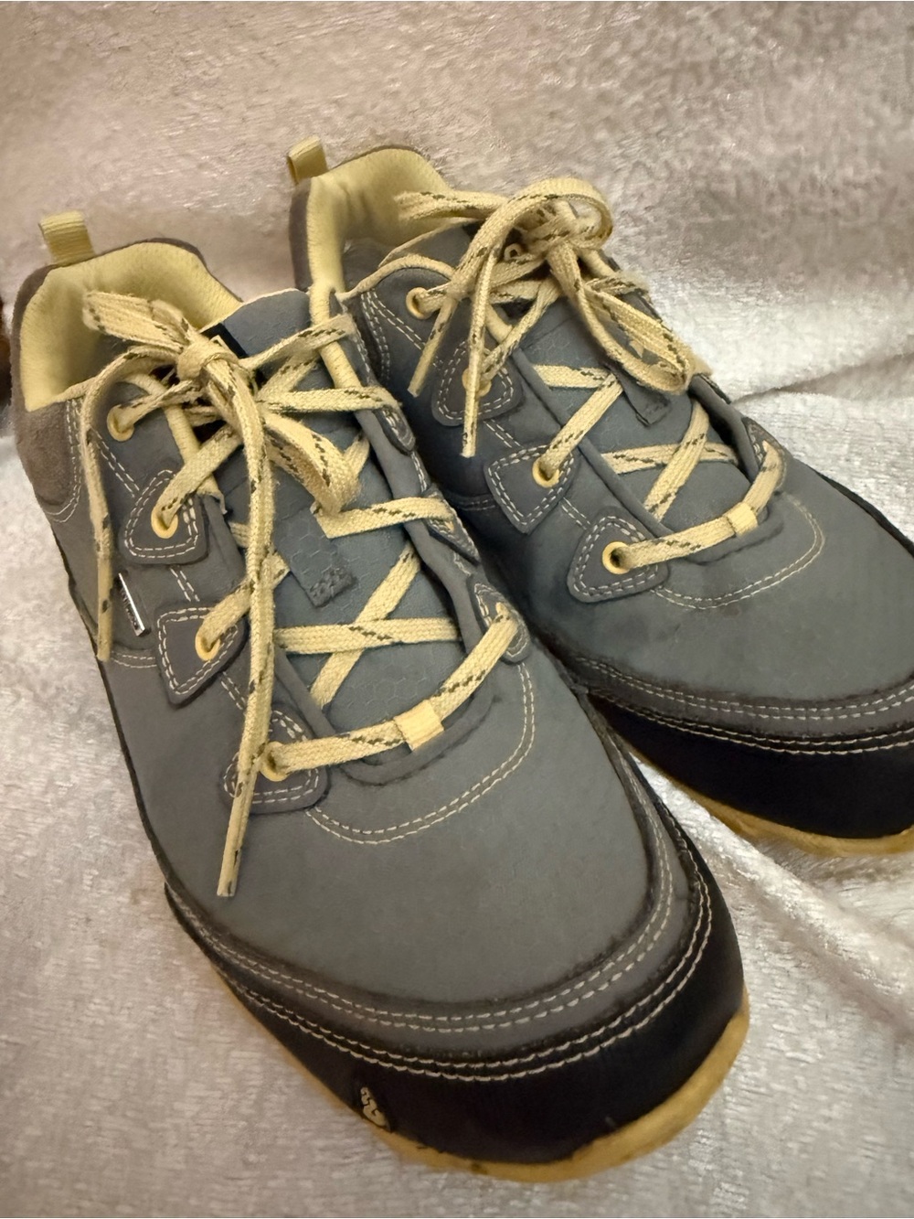 Ahnu Men's Gray and Cream Low-Profile Trail Sneakers